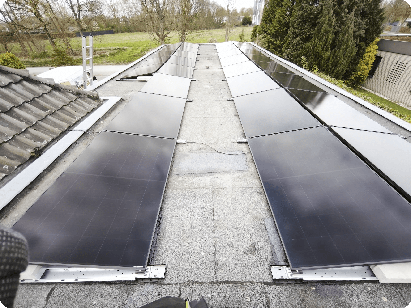 Bild zeigt OST-WEST-PV-Flachdachanlage mit gro&szlig;em Wartungsgang in der Mitte zwischen den beiden Reihen