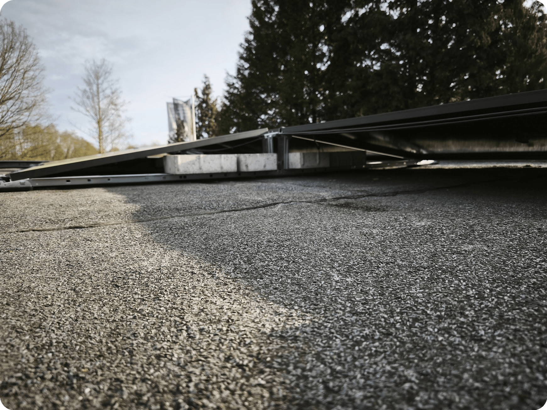 Sorgf&auml;ltige Balastierung und Kabelf&uuml;hrung f&uuml;r eine lange Lebensdauer bei Flachdach-Photovoltaik-Anlagen