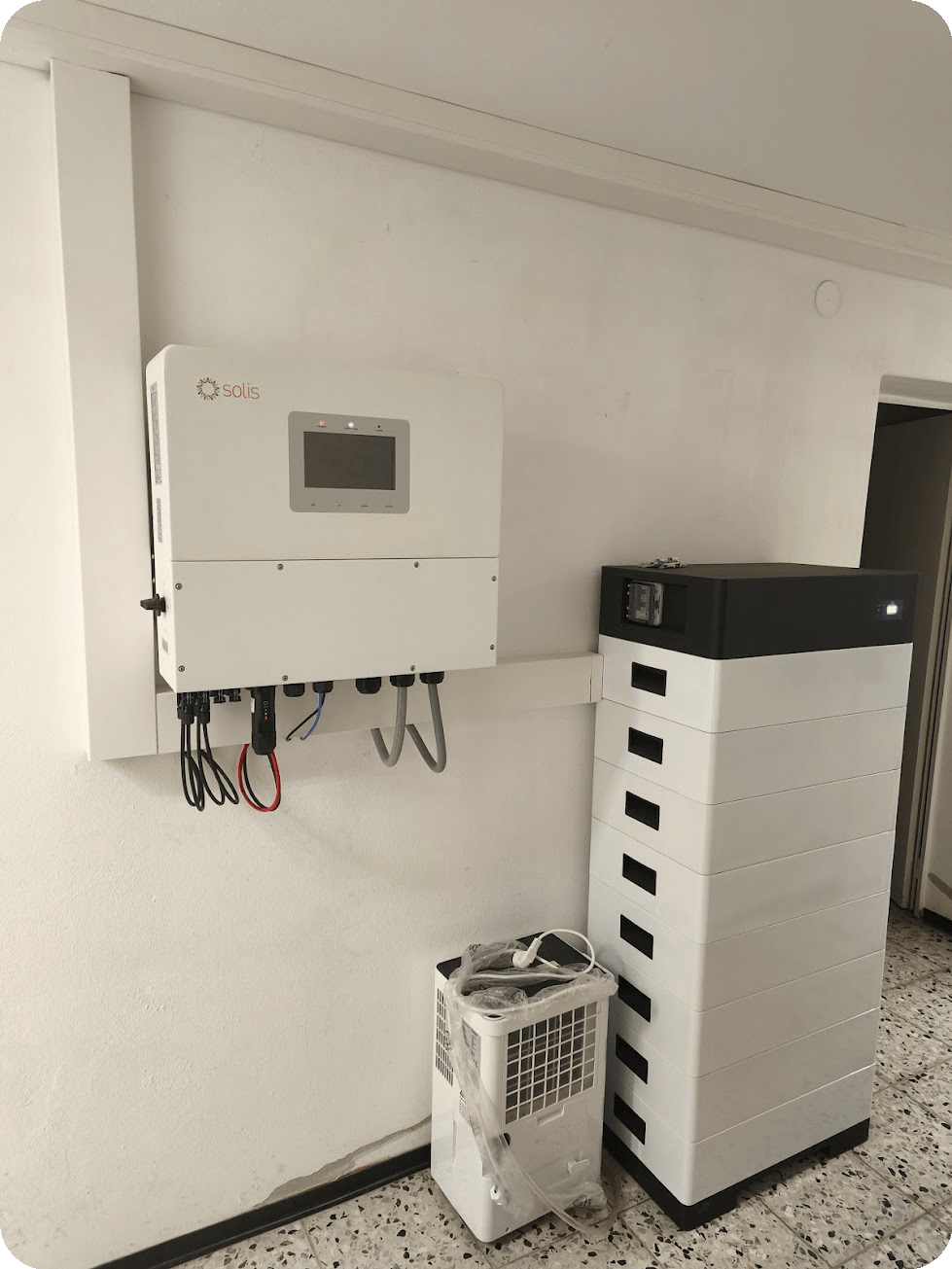 echtes Bild von einem Solis S6-EH3P20K-H Hybridwechselrichter neben einem 40 kWh Hochvoltstromspeicher mit sauberer und hochwertiger Verkabelung. Die Leitungen sind in einem gro&szlig;en Kabelkanal verlegt. 