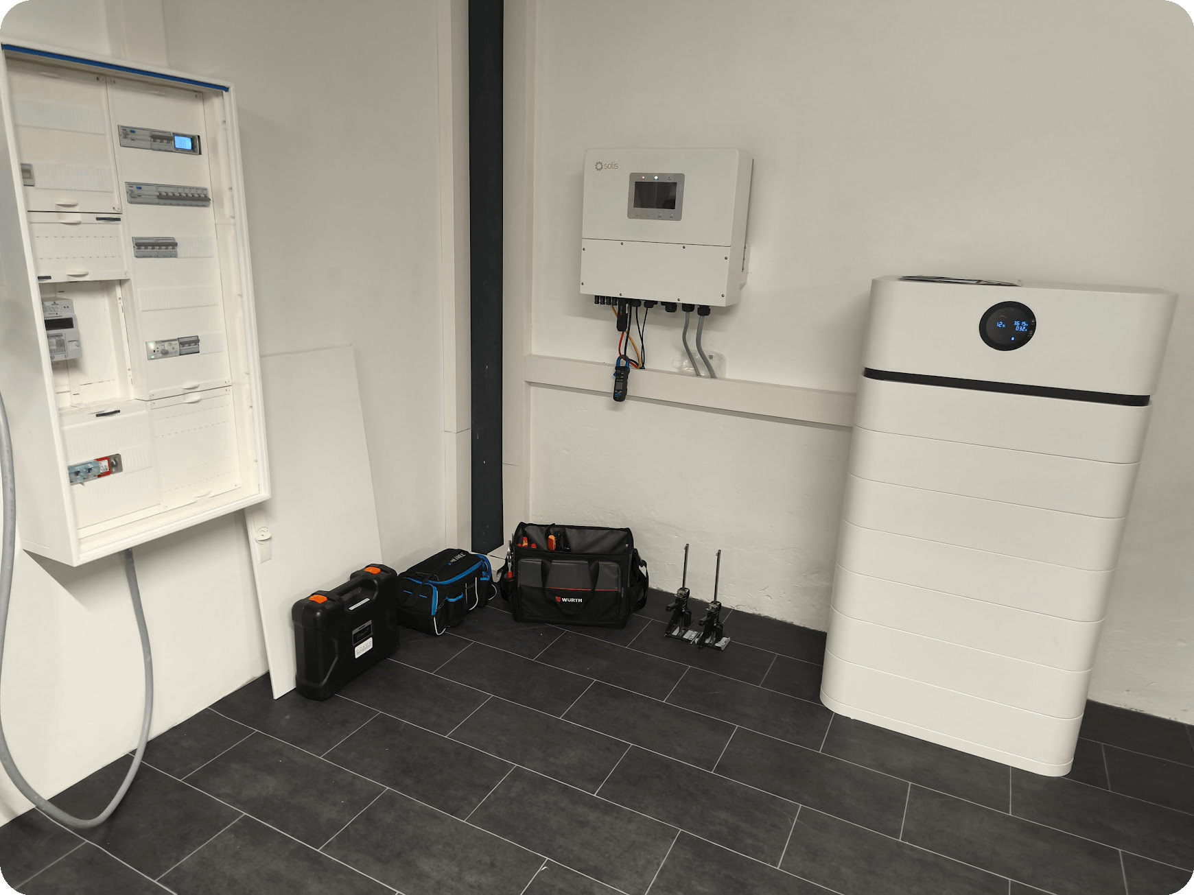 Trainingsinstallationwand im Lager der B&ouml;ker Energiesysteme GmbH. Hier werden Elektriker f&uuml;r die Installation, Pr&uuml;fung, Reparatur und Inbetriebnahme komplexer Photovoltaik-Energiespeichersysteme mit Notstromversorgung beim Kunden geschult