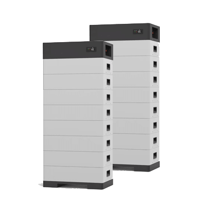 Zwei 40 kWh Hochvoltstromspeicher bestehend aus jeweils 8 St&uuml;ck 5,12 kWh Stromspeichermodulen, einem Standfu&szlig; und einem Batteriemanagement-Module. Der Speicher kann in 2 Stunden vollst&auml;ndig beladen oder entladen werden.